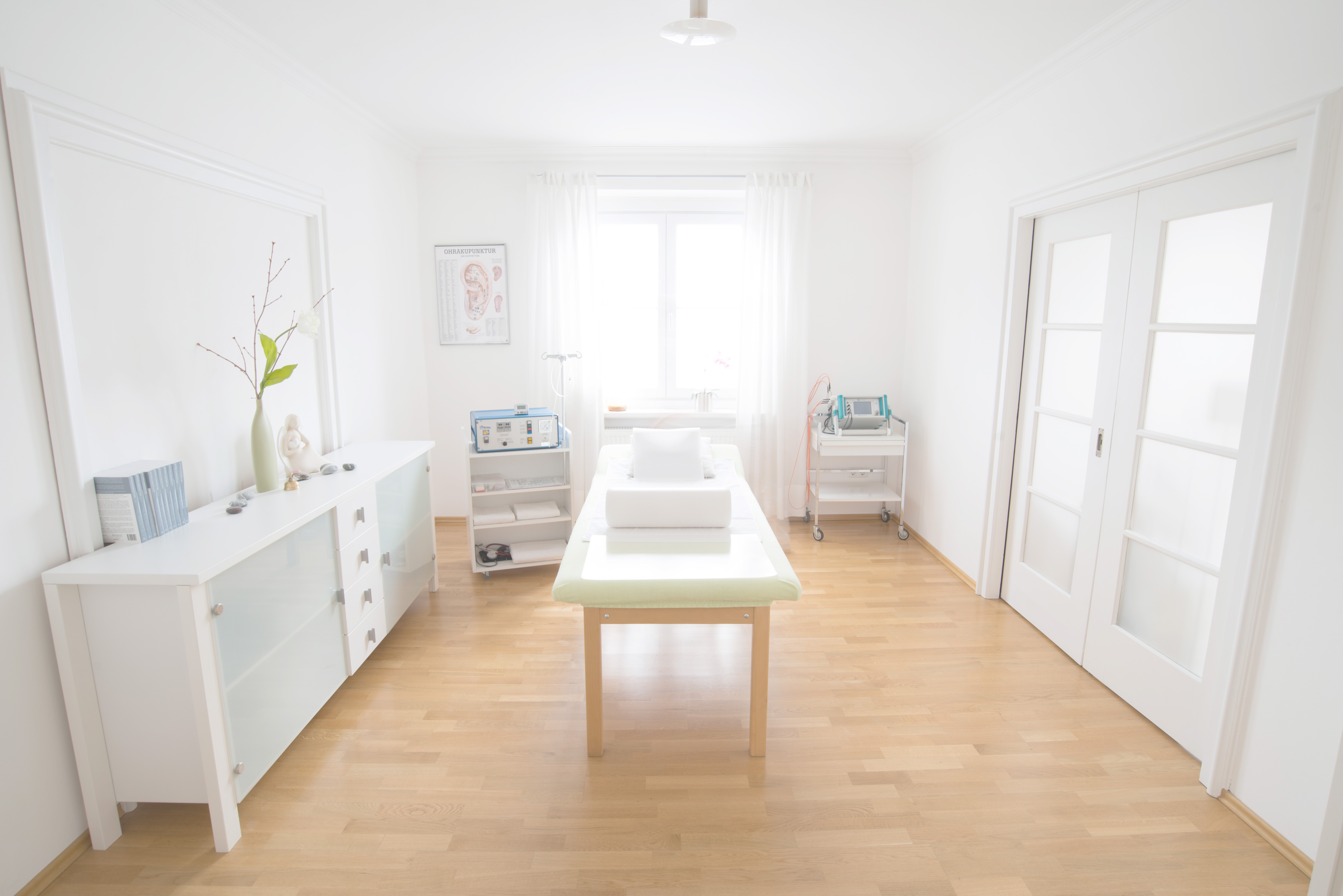 https://www.naturheilpraxis-leixner.de/wp-content/uploads/2017/03/Behandlungszimmer-2.jpg